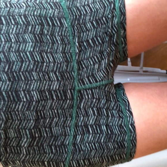 Lulu lemon patterned boogie shorts - Picture 2 of 4